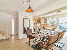 Modern Villa with Private Pool & Hot Tub near Center & Beach