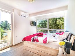 Modern Villa with Private Pool & Hot Tub near Center & Beach