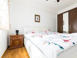 Simplistic Apartment in Malinska near Sea