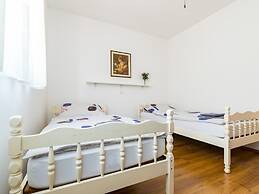 Simplistic Apartment in Malinska near Sea