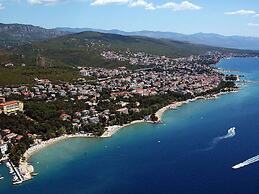 Charming Villa in Dramalj with Hot Tub