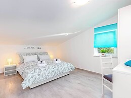 Charming Villa in Dramalj with Hot Tub