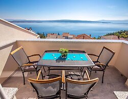 Charming Villa in Dramalj with Hot Tub