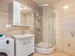 Charming Villa in Dramalj with Hot Tub