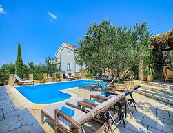 Apartment in Murter With Swimming Pool