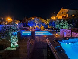 Apartment in Murter With Swimming Pool