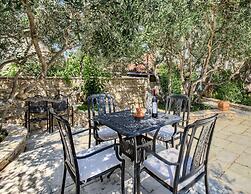 Apartment in Murter With Swimming Pool