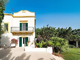 Elegant Villa With Pool and Garden