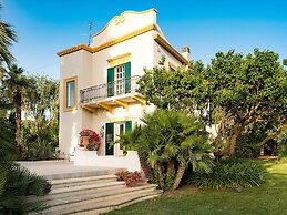 Elegant Villa With Pool and Garden