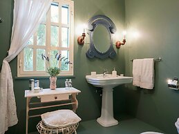 Elegant Villa With Pool and Garden