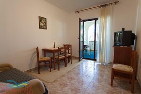 Spacious Apartment With Terrace & Garden Grill