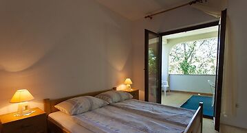 Spacious Apartment With Terrace & Garden Grill