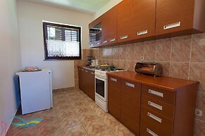 Spacious Apartment With Terrace & Garden Grill