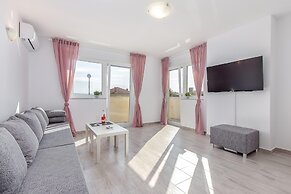 Peaceful Villa in Dramalj with Hot Tub