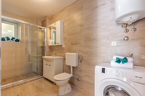 Peaceful Villa in Dramalj with Hot Tub