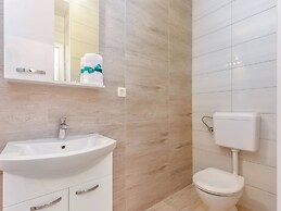 Peaceful Villa in Dramalj with Hot Tub