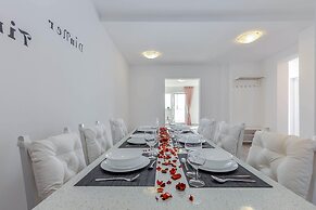 Peaceful Villa in Dramalj with Hot Tub