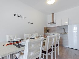 Peaceful Villa in Dramalj with Hot Tub