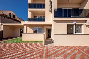 Peaceful Villa in Dramalj with Hot Tub