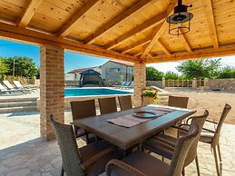 Gorgeous Villa With Private Swimming Pool and Covered Terrace