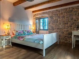 Gorgeous Villa With Private Swimming Pool and Covered Terrace