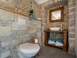 Gorgeous Villa With Private Swimming Pool and Covered Terrace