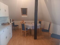 Schoene Zweizimmer-ferienwohnung mit Pool im Garten