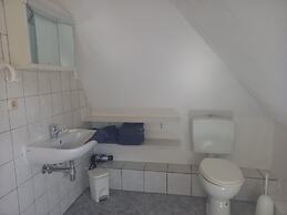 Schoene Zweizimmer-ferienwohnung mit Pool im Garten