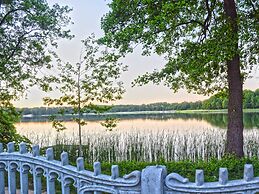 A Luxury Home on the Shore of the Lake