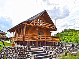 A Luxury Home on the Shore of the Lake