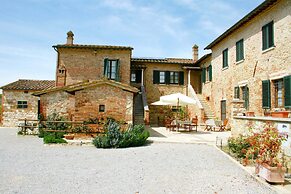 Cottage in Asciano With Pool and Terrace