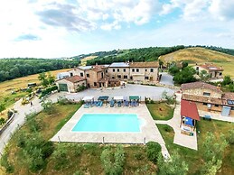 Cottage in Asciano With Pool and Terrace