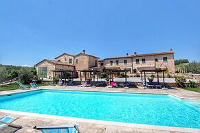 Cottage in Asciano With Pool and Terrace