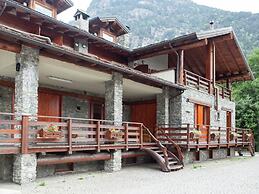 Spacious Apartment in Antey-Saint-André near Ski Lift