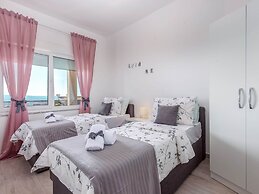 Spacious Apartment With Swimming Pool and Jacuzzi, Sea View