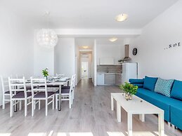 Spacious Apartment With Swimming Pool and Jacuzzi, Sea View