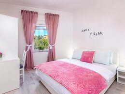 Spacious Apartment With Swimming Pool and Jacuzzi, Sea View