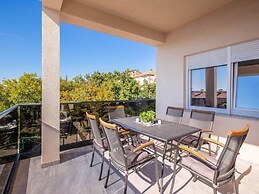 Spacious Apartment With Swimming Pool and Jacuzzi, Sea View