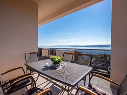 Spacious Apartment With Swimming Pool and Jacuzzi, Sea View