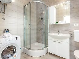 Spacious Apartment With Swimming Pool and Jacuzzi, Sea View