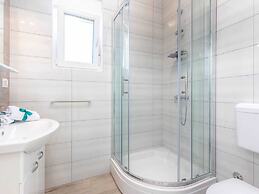 Spacious Apartment With Swimming Pool and Jacuzzi, Sea View