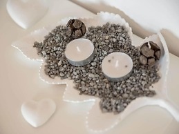 Spacious Apartment With Swimming Pool and Jacuzzi, Sea View