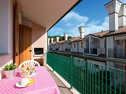 Cozy Holiday Home in Rosolina near Sea Beach