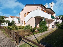 Cozy Holiday Home in Rosolina near Sea Beach