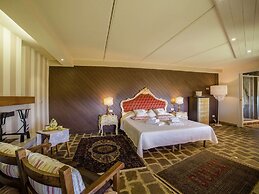 Belvilla by OYO Stunning Villa With Swimming Pool