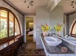 Belvilla by OYO Stunning Villa With Swimming Pool