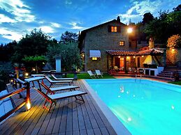 Belvilla by OYO Stunning Villa With Swimming Pool