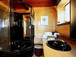 Belvilla by OYO Stunning Villa With Swimming Pool