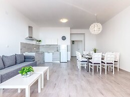 Gorgeous Home With Swimming Pool, Hot Tub & Sea View