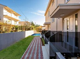 Gorgeous Home With Swimming Pool, Hot Tub & Sea View